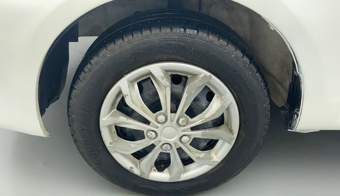 2011 Toyota Etios Liva G, Petrol, Manual, 43,105 km, Left front tyre - Minor crack
