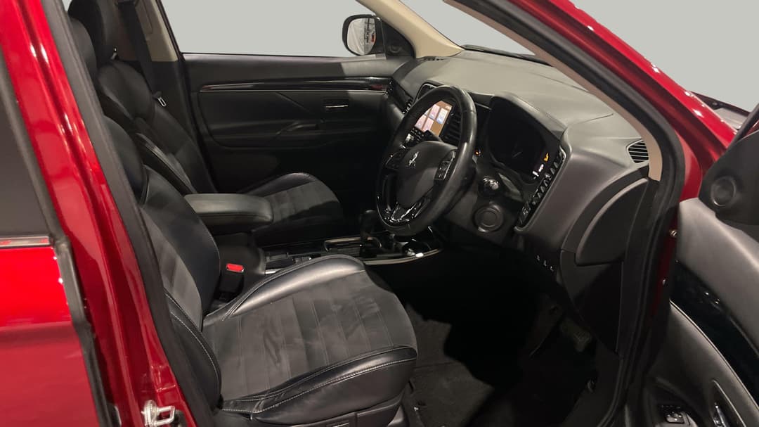 2019 Mitsubishi Outlander Ls 7 Seat (2WD), Automatic, 103865 km, Right Side Front Door Cabin View