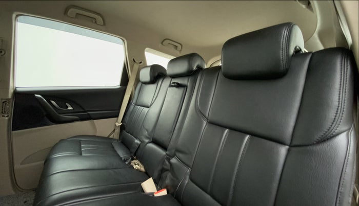 2017 Mahindra XUV500 W6 4X2, Diesel, Manual, 77,254 km, Right Side Rear Door Cabin