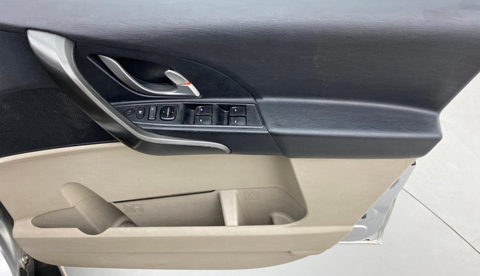 2017 Mahindra XUV500 W6 4X2, Diesel, Manual, 77,254 km, Driver Side Door Panels Control