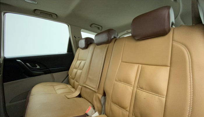 2017 Mahindra XUV500 W10, Diesel, Manual, 73,089 km, Right Side Rear Door Cabin