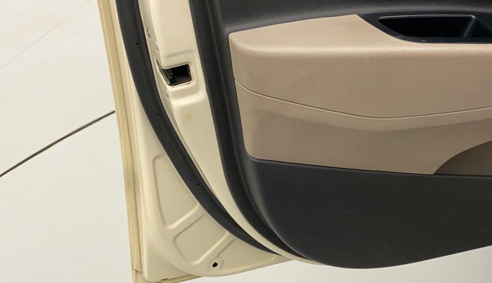 2014 Hyundai Grand i10 ASTA AT 1.2 KAPPA VTVT, Petrol, Automatic, 58,218 km, Front passenger door - Door stopper rubber missing
