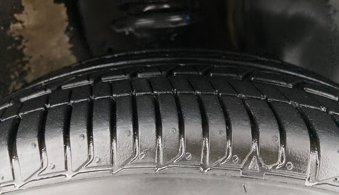 2017 Maruti IGNIS ZETA 1.2, Petrol, Manual, 58,137 km, Right Front Tyre Tread