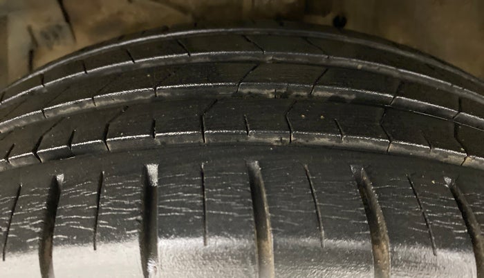 2018 Maruti Ciaz ALPHA 1.4 VVT, Petrol, Manual, 23,910 km, Left Front Tyre Tread