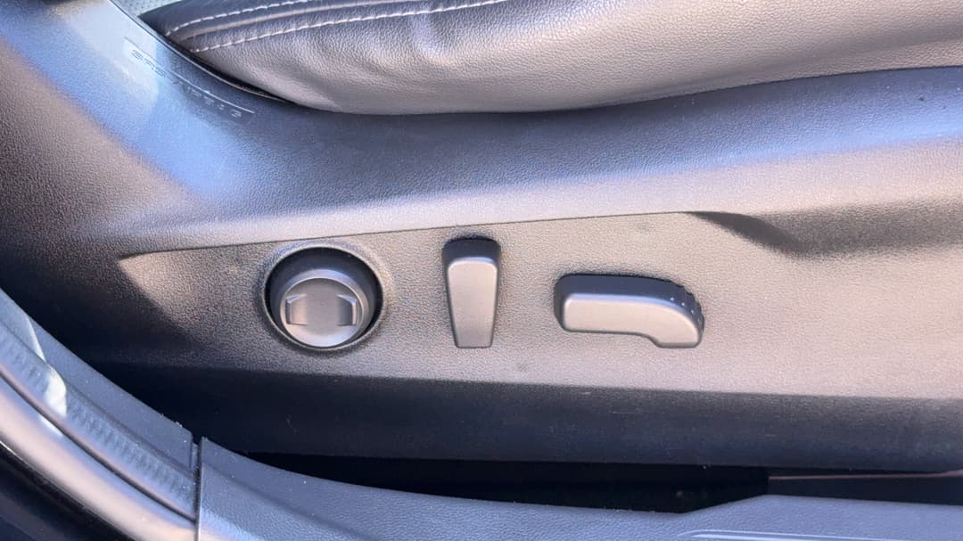 2023 Subaru Outback AWD Touring, Automatic, 49633 km, Drivers Side Adjustment Panel