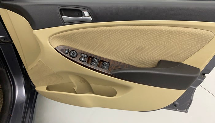 2015 Hyundai Verna FLUIDIC 1.6 CRDI S (o), Diesel, Manual, 1,14,127 km, Driver Side Door Panels Control