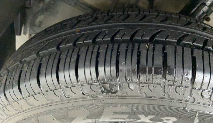 2017 Maruti Swift VDI ABS, Diesel, Manual, 98,584 km, Left Front Tyre Tread