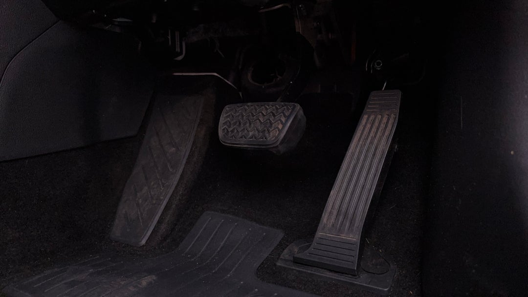 2021 Toyota RAV4 Edge (AWD), Automatic, 109976 km, Pedals and Footmat