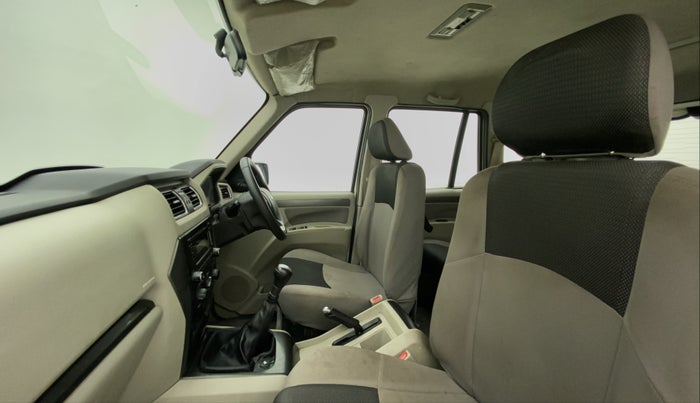 2015 Mahindra Scorpio S6 PLUS, Diesel, Manual, 79,402 km, Right Side Front Door Cabin