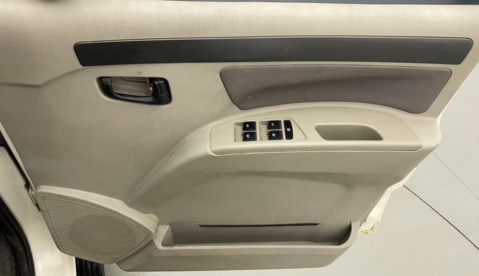 2015 Mahindra Scorpio S6 PLUS, Diesel, Manual, 79,402 km, Driver Side Door Panels Control