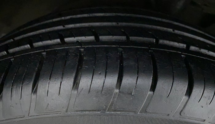 2018 Mahindra XUV500 W11 AT, Diesel, Automatic, 64,861 km, Right Front Tyre Tread