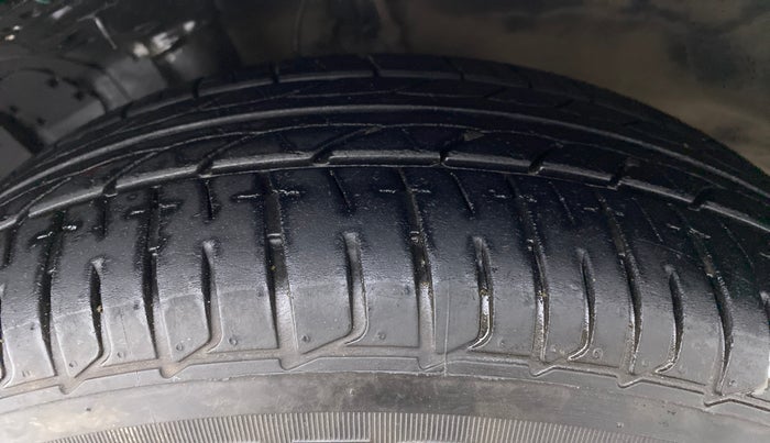 2017 Hyundai Elite i20 SPORTZ 1.2, CNG, Manual, 60,357 km, Left Front Tyre Tread