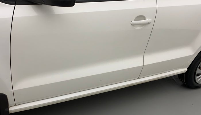 2015 Volkswagen Polo COMFORTLINE 1.2L, Petrol, Manual, 1,11,599 km, Front passenger door - Minor scratches