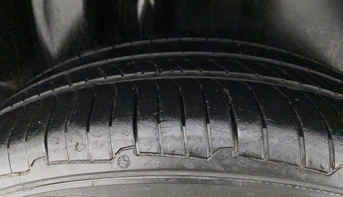2015 Volkswagen Polo COMFORTLINE 1.2L, Petrol, Manual, 1,11,599 km, Right Rear Tyre Tread