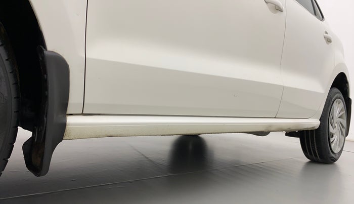 2015 Volkswagen Polo COMFORTLINE 1.2L, Petrol, Manual, 1,11,599 km, Left running board - Slightly dented