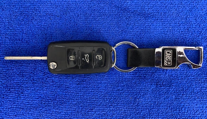 2015 Volkswagen Polo COMFORTLINE 1.2L, Petrol, Manual, 1,11,599 km, Key Close Up