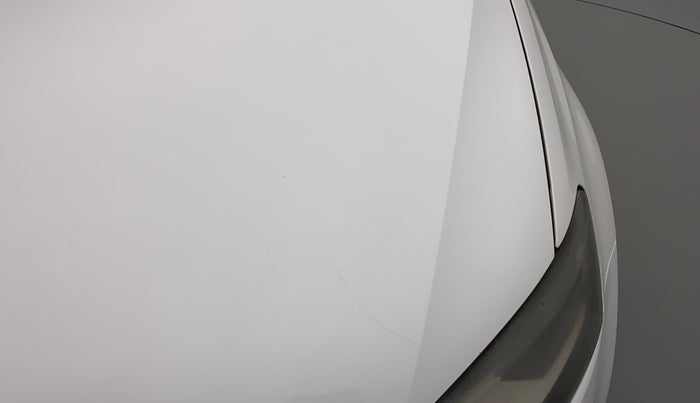 2015 Volkswagen Polo COMFORTLINE 1.2L, Petrol, Manual, 1,11,599 km, Bonnet (hood) - Minor scratches