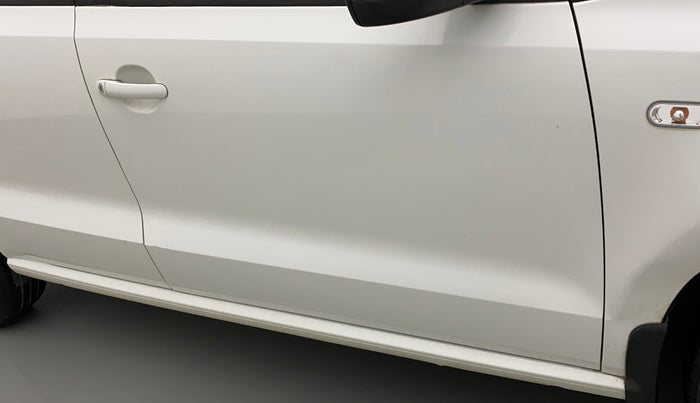 2015 Volkswagen Polo COMFORTLINE 1.2L, Petrol, Manual, 1,11,599 km, Driver-side door - Minor scratches