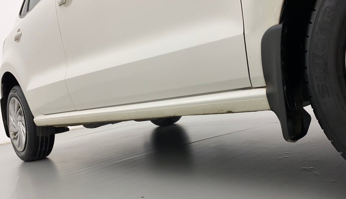 2015 Volkswagen Polo COMFORTLINE 1.2L, Petrol, Manual, 1,11,599 km, Right running board - Minor scratches