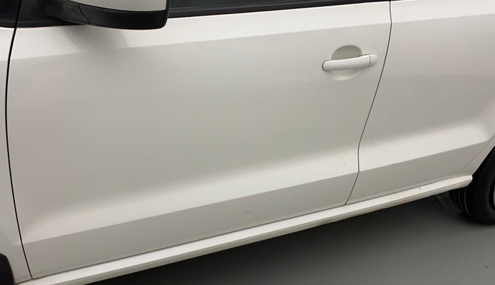2015 Volkswagen Polo COMFORTLINE 1.2L, Petrol, Manual, 1,11,599 km, Front passenger door - Slight discoloration