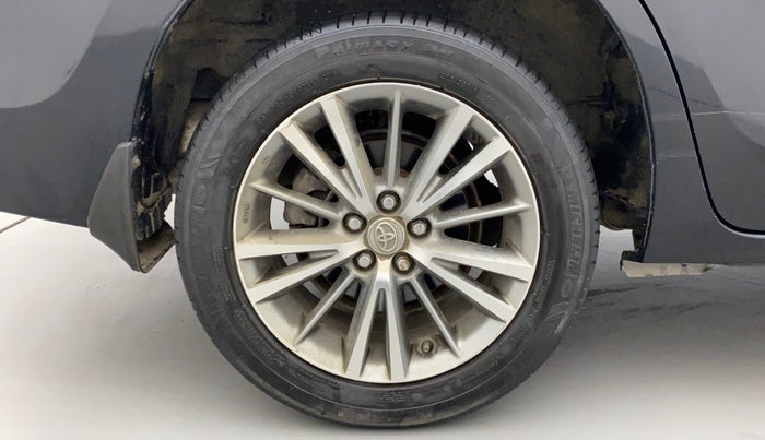 2016 Toyota Corolla Altis GL PETROL, Petrol, Manual, 1,20,226 km, Right Rear Wheel