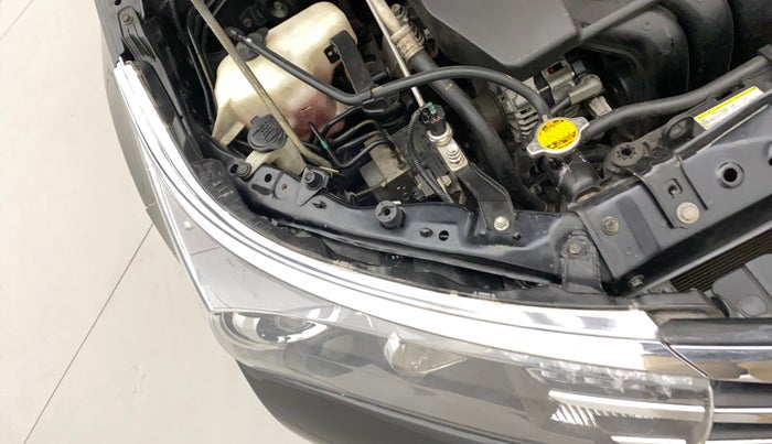 2016 Toyota Corolla Altis GL PETROL, Petrol, Manual, 1,20,226 km, Right headlight - Clamp has minor damage