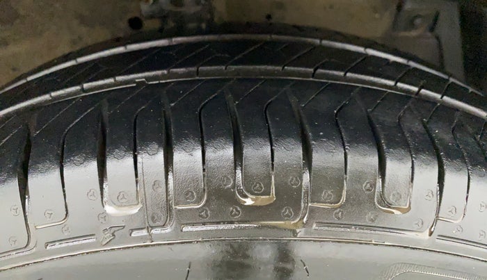 2015 Maruti Swift VXI, Petrol, Manual, 37,800 km, Right Front Tyre Tread