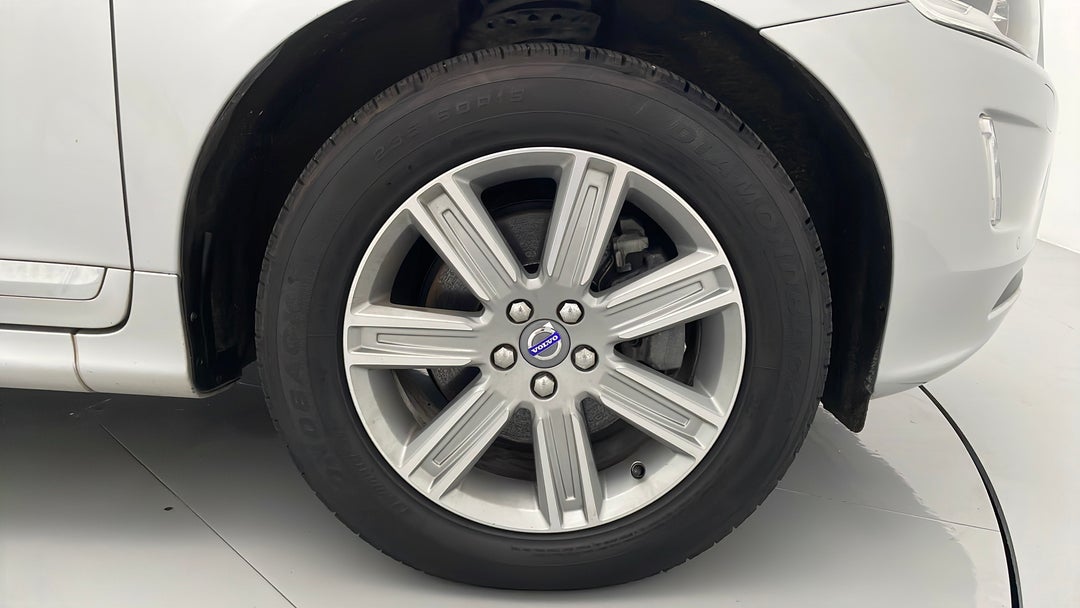 2015 Volvo XC60 D4 Luxury, Automatic, 122024 km, Right Front Wheel