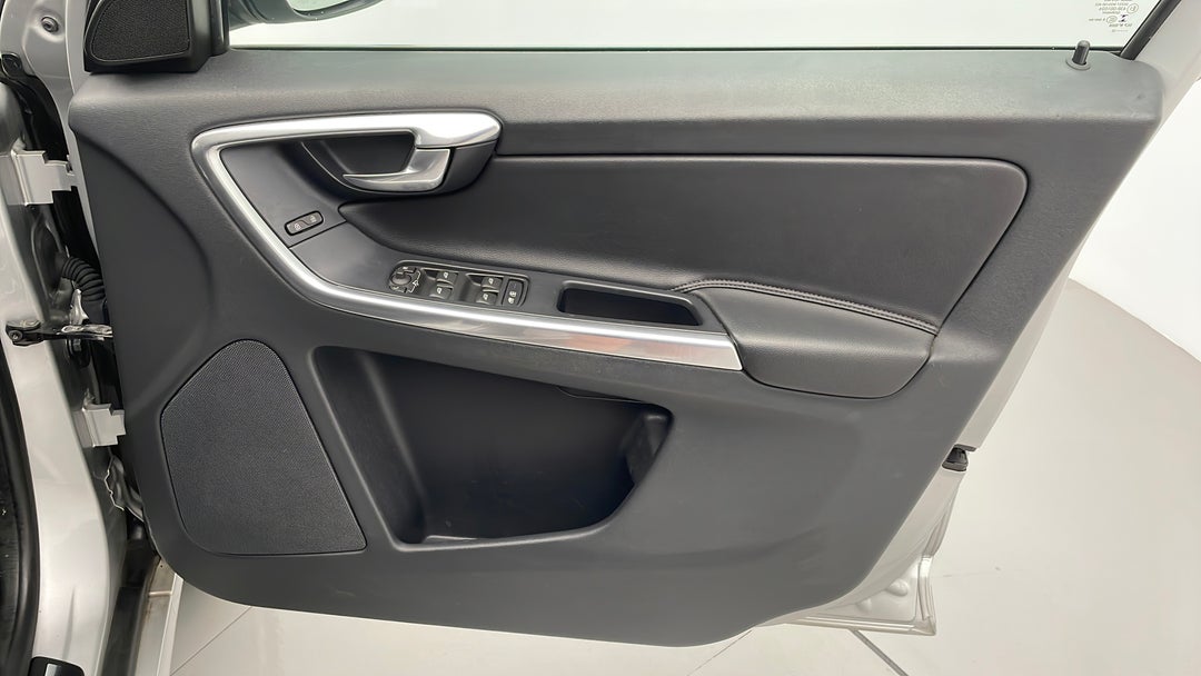 2015 Volvo XC60 D4 Luxury, Automatic, 122024 km, Speaker View