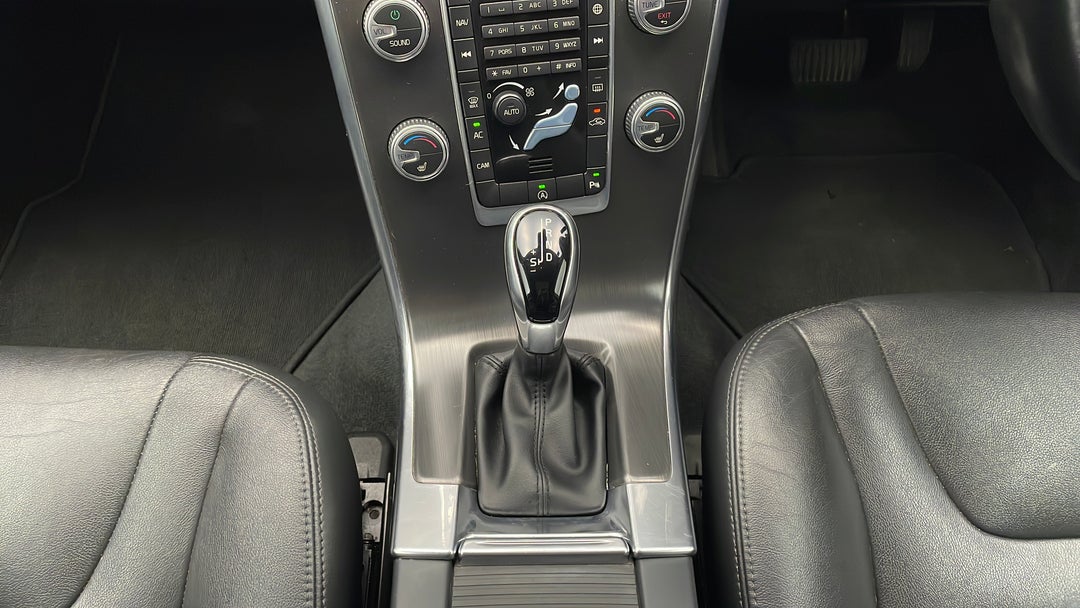 2015 Volvo XC60 D4 Luxury, Automatic, 122024 km, Gear Lever 