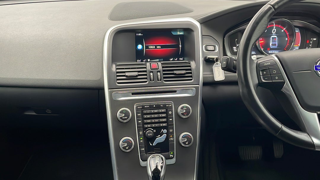 2015 Volvo XC60 D4 Luxury, Automatic, 122024 km, Center Console