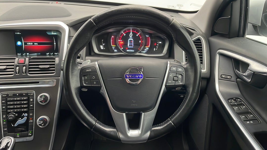 2015 Volvo XC60 D4 Luxury, Automatic, 122024 km, Steering Wheel Close-up