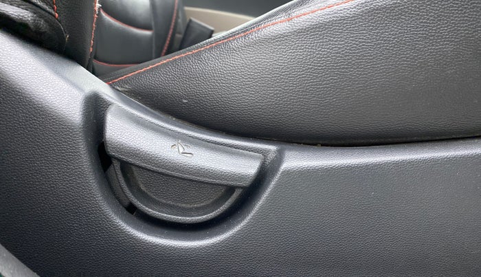 2017 Hyundai Grand i10 MAGNA 1.2 KAPPA VTVT, Petrol, Manual, 99,100 km, Driver Side Adjustment Panel