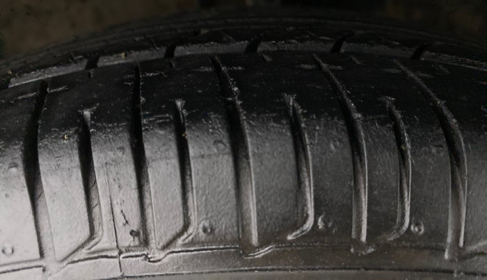 2011 Hyundai i10 MAGNA 1.2, Petrol, Manual, 51,953 km, Left Front Tyre Tread