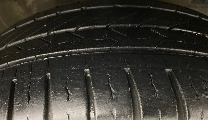 2017 Maruti Swift ZDI, Diesel, Manual, 43,185 km, Right Front Tyre Tread