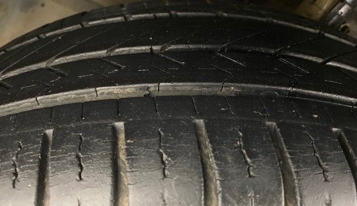 2017 Maruti Swift ZDI, Diesel, Manual, 43,185 km, Left Front Tyre Tread