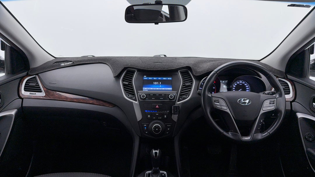 2017 Hyundai Santa Fe Active Crdi (4x4), Automatic, 122889 km, Dashboard View