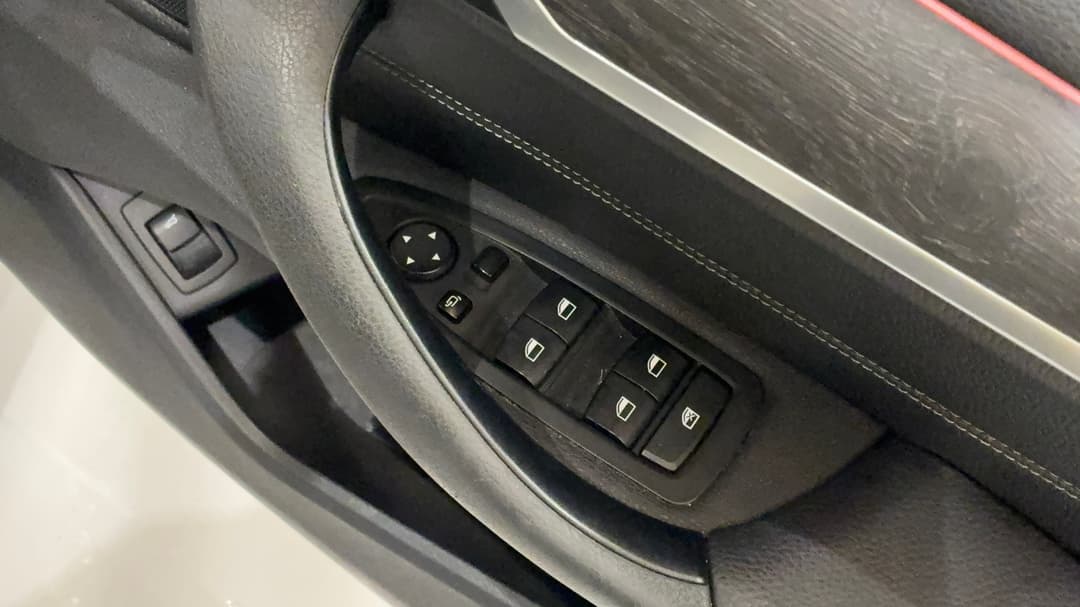 2018 BMW X1 xDrive 25i, Automatic, 68458 km, Drivers Side Door Panel Controls