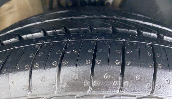2016 Volkswagen Ameo COMFORTLINE 1.2, Petrol, Manual, 59,967 km, Right Front Tyre Tread