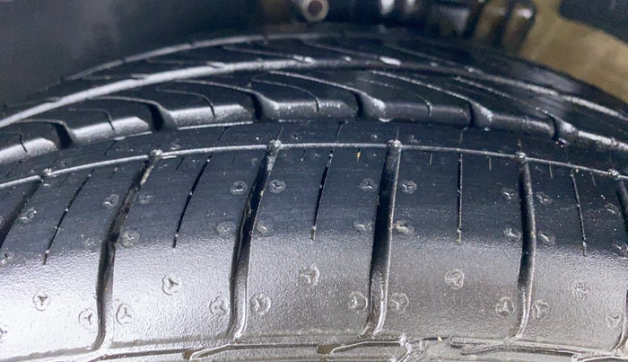 2016 Volkswagen Ameo COMFORTLINE 1.2, Petrol, Manual, 59,967 km, Left Front Tyre Tread