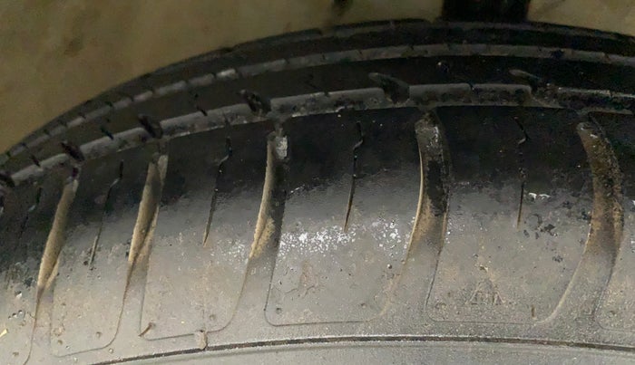 2011 Maruti Swift VXI, Petrol, Manual, 28,492 km, Right Front Tyre Tread