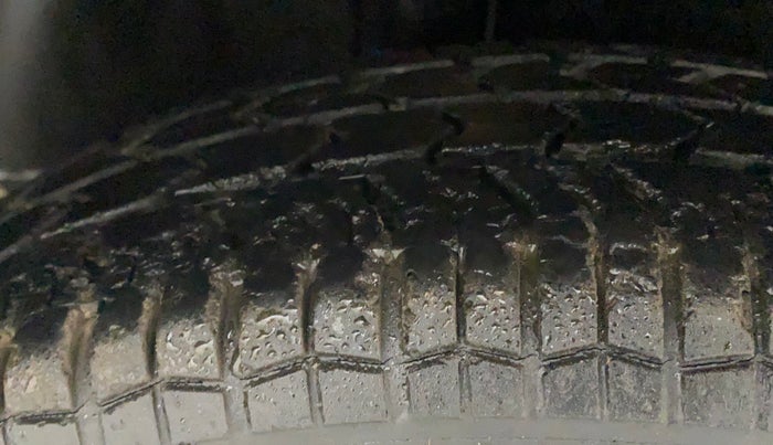 2011 Maruti Swift VXI, Petrol, Manual, 28,492 km, Right Rear Tyre Tread