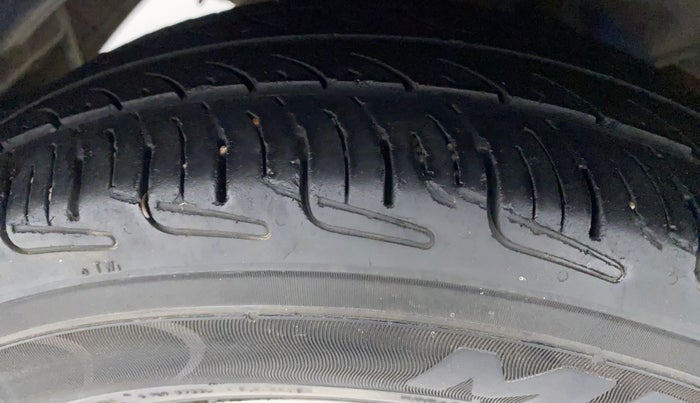 2015 Hyundai Eon ERA +, Petrol, Manual, 98,204 km, Right Rear Tyre Tread