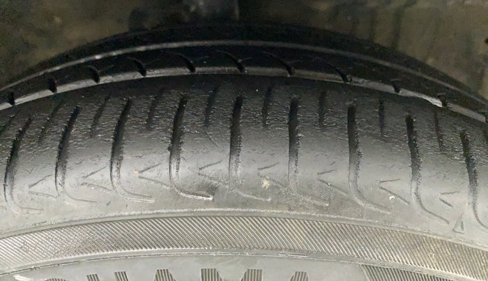 2015 Maruti Celerio VXI AMT, CNG, Automatic, 96,295 km, Right Front Tyre Tread