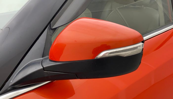 2019 Mahindra XUV300 W8 (O) 1.2 PETROL, Petrol, Manual, 58,483 km, Left rear-view mirror - Indicator light has minor damage