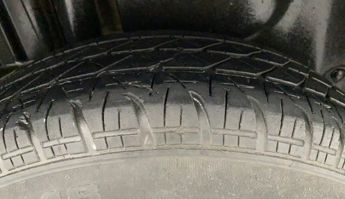 2015 Maruti Swift Dzire VXI, Petrol, Manual, 81,083 km, Right Rear Tyre Tread