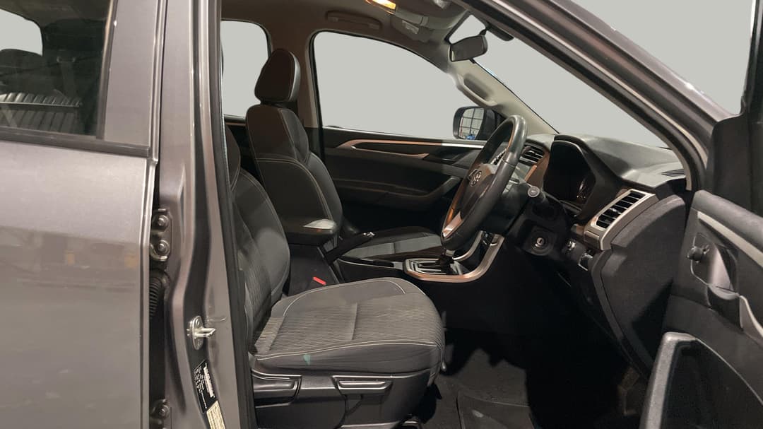 2020 LDV T60 Pro (4x4), Automatic, 82242 km, Right Side Front Door Cabin View