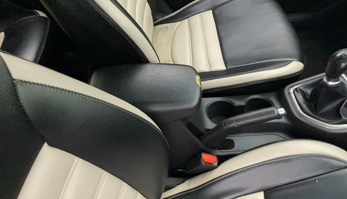 2015 Hyundai Creta BASE 1.4 DIESEL, Diesel, Manual, 1,13,052 km, Driver seat - Armrest fabric torn