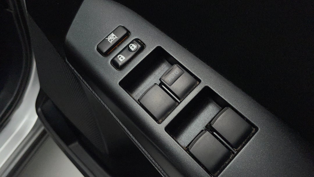 2017 Toyota RAV4 Gxl (4x4), Automatic, 92640 km, Drivers Side Door Panel Controls