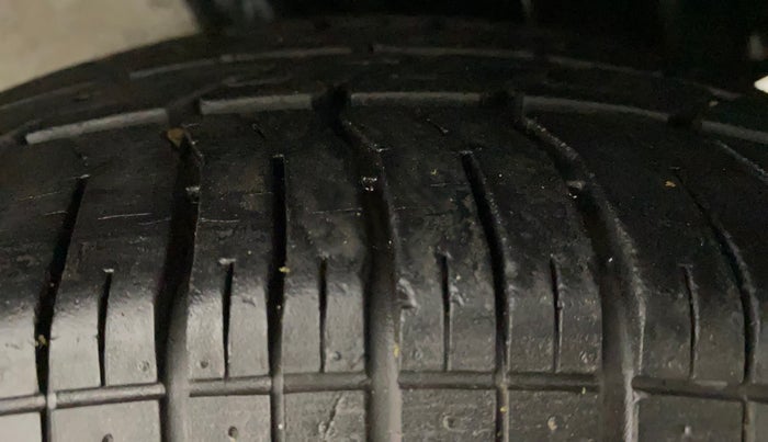 2013 Maruti Ritz VXI, Petrol, Manual, 34,840 km, Left Rear Tyre Tread